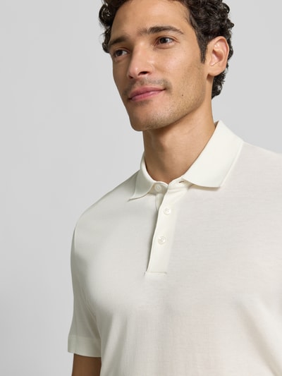 Männermodel trägt Regular Fit Poloshirt aus Lyocell-Mix Modell 'Pack' von BOSS in Creme, feiner Stoff, Nahaufnahme Oberkörper, Herren T-Shirt von BOSS