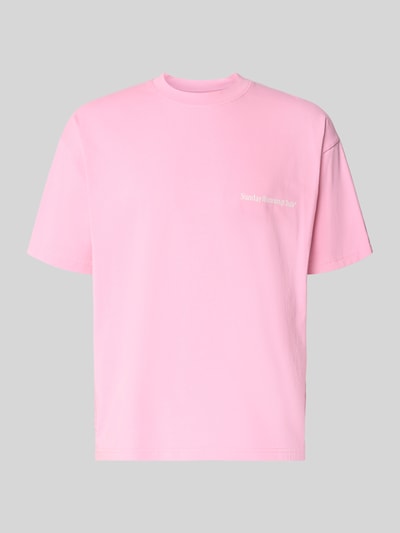 Produktfoto, T-Shirt mit Print und Rundhalsausschnitt von ANOTHER COTTON LAB, męski t-shirt z nadrukiem, bawełna, krój relaxed fit, okrągły dekolt, długość tyłu w rozmiarze m: 69 cm, jasnoróżowy odcień, gładka faktura