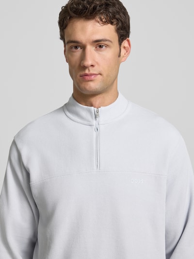 Männermodel trägt Regular Fit Sweatshirt aus Baumwoll-Mix Modell 'PE_HIVE' von BOSS Orange, Optik: unifarben, Struktur, Nahaufnahme Oberkörper