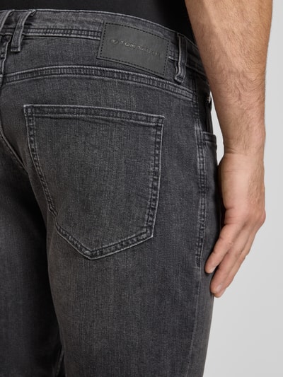 Männermodel trägt Regular Fit Jeans Bermudas aus Baumwoll-Mix von Tom Tailor in schwarzer Denim-Optik mit Label Patch, Nahaufnahme Rückansicht.