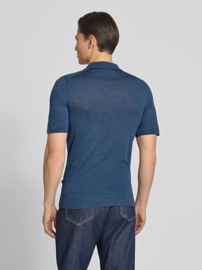 Männermodel trägt Slim Fit Poloshirt aus zuivere scheerwol met structuurpatroon van MAERZ Muenchen, V-hals, ruglengte maat 50: 72 cm, heren, Ganzkörperansicht Rückansicht