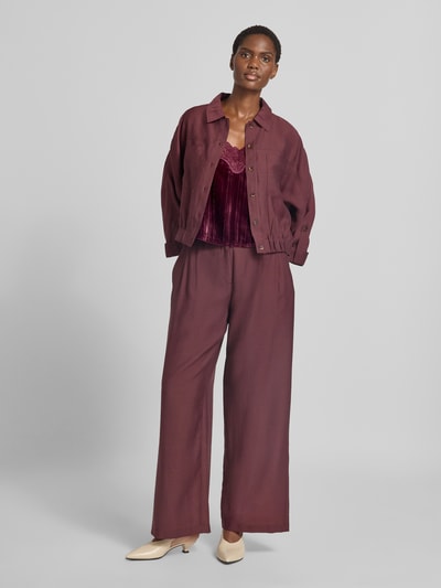 Frauenmodel trägt Blusentop mit verstellbaren Spaghettiträgern von Jake*s Casual in dunklem Rot, weiche Textur, Ganzkörperansicht von vorne.