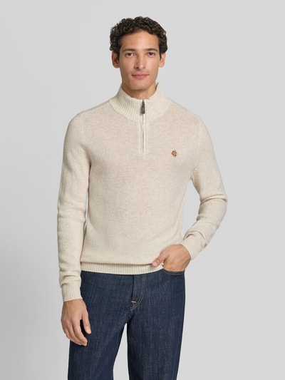 Männermodel trägt Regular Fit Strickpullover aus reiner Wolle von MCNEAL in Beige, Logo-Stickerei, Troyer-Kragen, Struktur, Ganzkörperansicht von vorne.