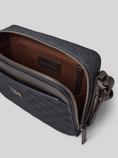 Produktfoto, Umhängetasche mit Logo-Muster von Emporio Armani in Dunkelblau mit Label-Applikation, Reißverschluss und braunem Innenfach, Breite 22 cm, Länge 16 cm, Tiefe 6 cm, Schulterriemen 124 cm.