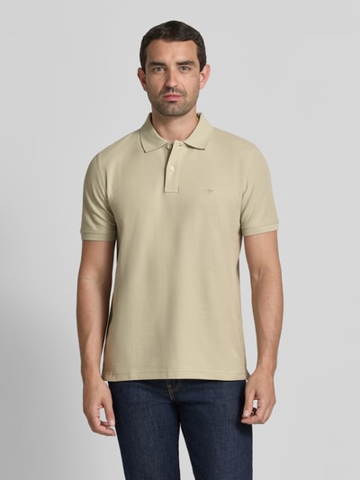 Männermodel trägt Regular Fit Poloshirt mit Label-Stitching von Fynch-Hatton aus Reine Baumwolle, beige, Knopfleiste, Ganzkörperansicht von vorne, Rückenlänge bei Größe M 72 cm.