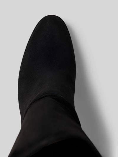 Produktfoto, Stiefel mit Label-Detail und Blockabsatz von Hunter in Schwarz, leicht abgerundete Form, strukturierte Sohle, Detailaufnahme, Damen Stiefel, Absatzhöhe 3 cm, Schafthöhe 41 cm, Schaftweite 14 cm.