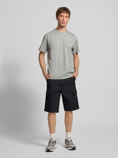Mannelijk model draagt Shorts met Cargozakken van Carhartt Work In Progress, regular fit, zwarte kleur, vooraanzicht, Ganzkörperansicht von vorne.