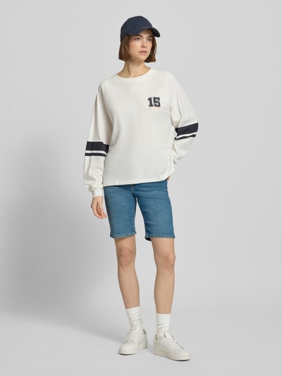 Modelka nosi Regular Fit Bermuda in Denim-Optik od Levi's®, niebieski dżins, 5 kieszeni, bawełna, z przodu, ujęcie całej sylwetki.