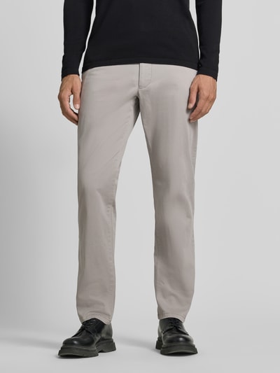 Męskimodel nosi Hose mit Gesäßtaschen von Christian Berg Men, mieszanka bawełny i elastanu, krój slim fit, wpuszczane kieszenie, jasnoszary, szerokość w rozmiarze 50: 45 cm, długość wewnętrzna nogawki w rozmiarze 50: 80 cm, Ganzkörperansicht von vorne