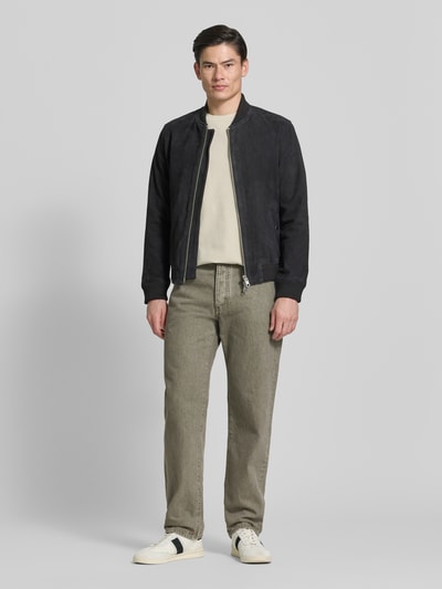 Mannenmodel draagt Relaxed Straight Jeans im Five-Pocket-Style van ARMANI EXCHANGE van puur katoen, relaxed straight fit, 5-pocketstijl, knoop- en ritssluiting, bandwijdte maat 32/32: 45 cm, binnenbeenlengte: 81 cm, grijze tinten, rechte lijnen, gladde textuur. Volledige lichaamsopname vooraanzicht.