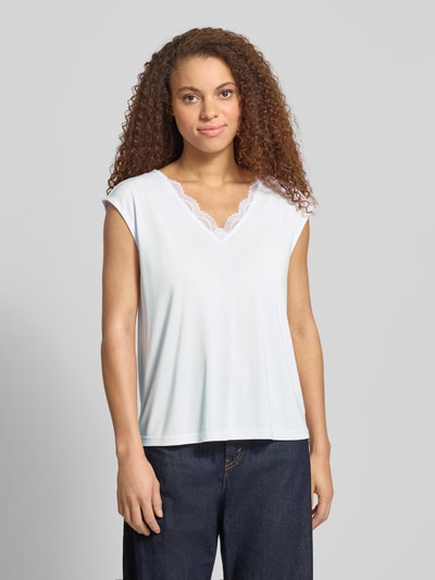 Frauenmodel trägt Relaxed Fit T-Shirt aus Modal-Mix Modell 'KAMALA LACE' von Pieces, Optik: unifarben, Spitzenbesatz, V-Ausschnitt, Kurzarm, Ganzkörperansicht von vorne
