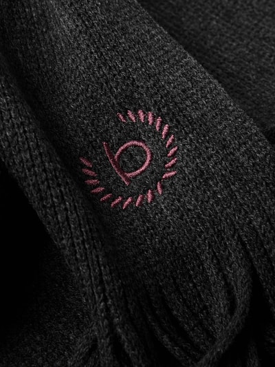 Productfoto, Set aus Schal und Mütze mit Geschenkbox van bugatti, klassiek design in zwart met paarse label-stitchings, sjaal met franjes, textuur met fijne brei, breedte 28 cm, lengte 175 cm.