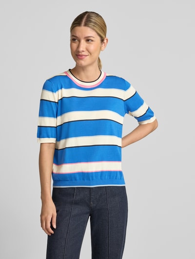 Kobieta modelka nosi sweter Slim Fit Pullover aus reiner Baumwolle od Jake*s Casual w niebieskie, kremowe i różowe paski, Ganzkörperansicht von vorne