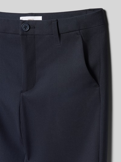 Produktfoto, dunkelblaue Straight Fit Stoffhose mit Viskose-Anteil Modell 'RAIP' von Mango, Bügelfalten, Nahaufnahme Oberkörper