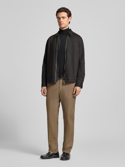 Männermodel trägt Straight Fit Stoffhose aus Baumwoll-Mix von Christian Berg Men, beige, Strukturmuster, Eingrifftaschen, Ganzkörperansicht von vorne.