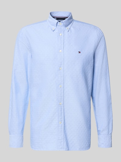 Produktfoto, Regular Fit Freizeithemd aus reiner Baumwolle von Tommy Hilfiger in Hellblau mit Allover-Muster, einreihiger Knopfleiste, Label-Stitching und Button-Down-Kragen.