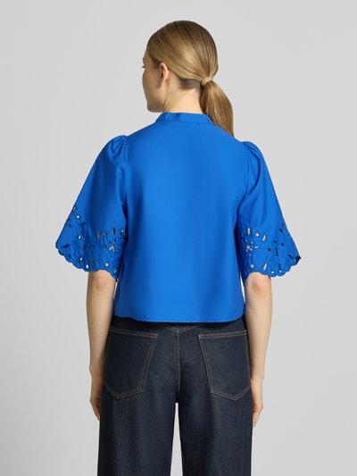 Vrouwenmodel draagt Regular Fit blouse met ajourwerk model 'Marika' van GUIDO MARIA KRETSCHMER WOMAN, puur katoen, halflange mouwen, opstaande kraag, knoopsluiting, ruglengte maat 36: 50 cm, mouwlengte maat 36: 32 cm, helderblauw, rechte vormen, gladde en geborduurde textuur, geheel achteraanzicht.