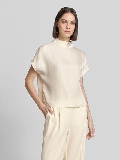 Frauenmodel trägt Regular Fit Bluse mit Stehkragen Modell 'Zarlia' von Someday aus reinem Acetat, Kurzärmelig, Rückenlänge 53 cm, Ganzkörperansicht von vorne.