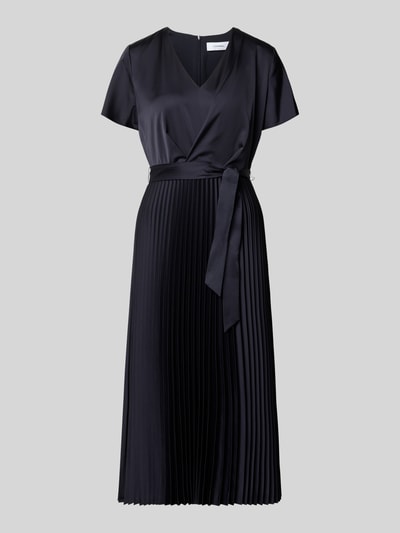 Produktfoto, Midikleid aus Satin mit V-Ausschnitt von comma, dunkler Satin, tailliert, Plissee-Optik, kurzärmelig, Stoffband, Hintergrund grau
