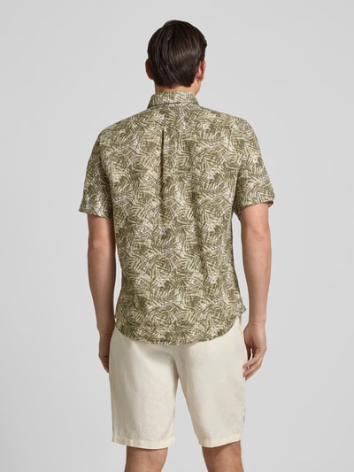 Männermodel trägt Slim Fit Leinenhemd mit Button-Down-Kragen von Fynch-Hatton, Allover-Muster, Naturtöne, Rückansicht, Ganzkörperansicht.