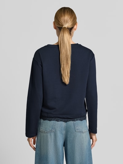 Frauenmodel trägt Regular Fit Longsleeve aus Baumwoll-Mix mit Spitzenbesatz von Milano Italy, dunkelblau, florales Design, Ganzkörperansicht Rückansicht.