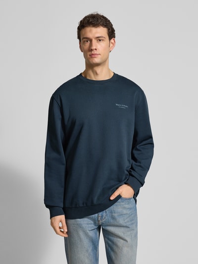 Männermodel trägt Regular Fit Sweatjacke aus reiner Baumwolle von Marc O'Polo in Dunkelblau, unifarben, Ganzkörperansicht von vorne