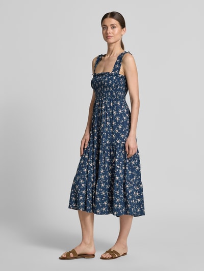 Frauenmodel trägt Midikleid mit Rüschen und Karree-Ausschnitt von Apricot aus Reine Viskose, taillierter Schnitt, Allover-Blumenmuster, Ganzkörperansicht von vorne.