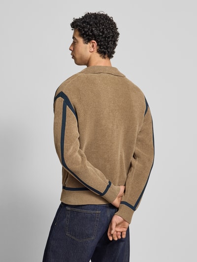 Männermodel trägt Regular Fit Strickjacke aus Baumwoll-Mix von Marc O'Polo Denim in Two-Tone-Optik, Label-Patch, Stehkragen, Rückansicht.