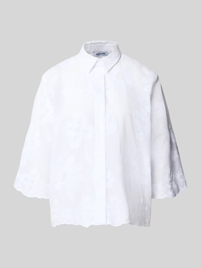 Produktfoto, Regular Fit Bluse mit Stitchings und 3/4-Arm von More & More aus weißem Baumwoll-Mix, Hemdblusenkragen, Knopfleiste, dezente Stickmuster