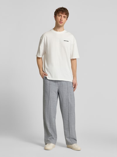 Männermodel trägt Track Pants mit Logo-Stitching Modell 'Skagen' von Pegador, Reine Baumwolle, Loose-Fit, Ganzkörperansicht von vorne.