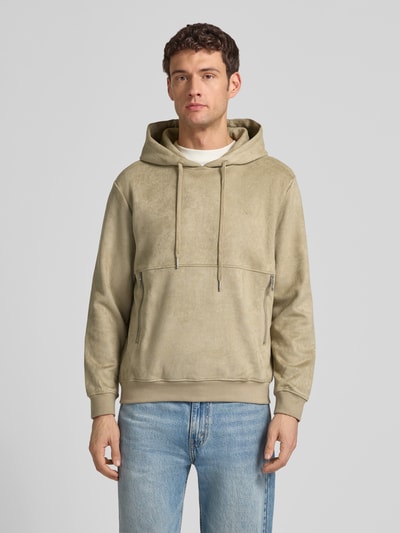 Männermodel trägt Regular Fit Hoodie mit Reißverschlusstaschen von Antony Morato in Beige, Material-Mix, elastische Abschlüsse, Ganzkörperansicht von vorne.