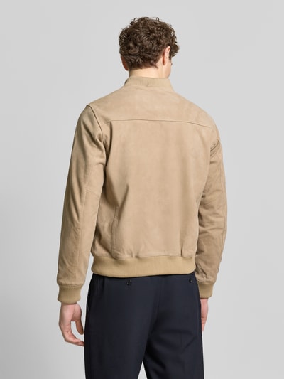 Männermodel trägt Regular Fit Wildlederjacken aus reinem Ziegenleder Modell 'ARCHIVE' von SELECTED HOMME in Beige, Veloursleder, Ganzkörperansicht Rückansicht.
