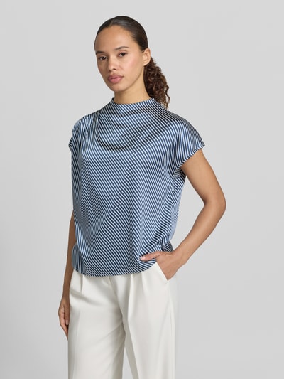 Frauenmodel trägt Regular Fit Bluse mit Drapierungen von Zero in Blau-Weiß, Stehkragen, Material-Mix mit Stretch, Ganzkörperansicht von vorne.