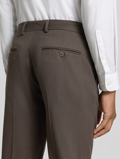 Männermodel trägt braune Slim Fit Anzughose mit Woll-Anteil Modell 'SLIM-NEIL' von Selected, feine Webstruktur, Nahaufnahme Rückansicht.