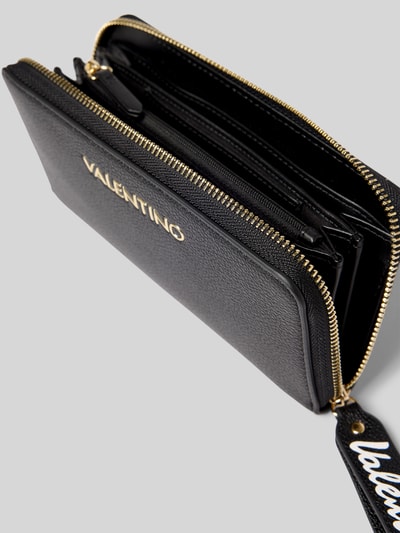 Produktfoto, Portemonnaie in Leder-Optik Modell 'Ryta' von VALENTINO BAGS, Hauptfach mit Reißverschluss, Logo-Detail, schwarze strukturierte Oberfläche