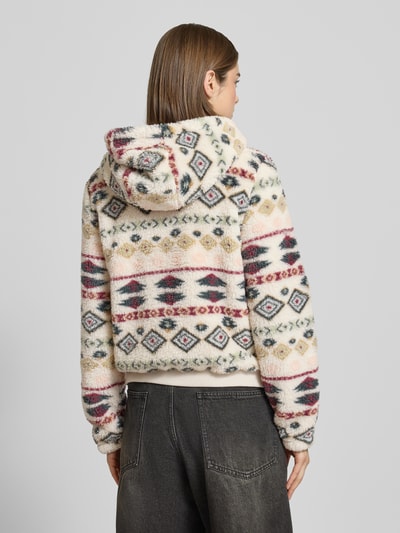 Frauenmodel trägt Regular Fit Sweatjacke mit Kapuze Modell 'ANNA' von Only, Optik:Allover-Muster, Mehrfarbig, Teddy-Fell, Ganzkörperansicht Rückansicht.