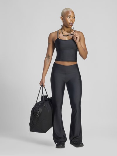 Frauenmodel trägt schwarze Slim Fit Sport-Leggings mit CLIMACOOL Technologie von adidas Training, glatte Textur, Ganzkörperansicht von vorne.