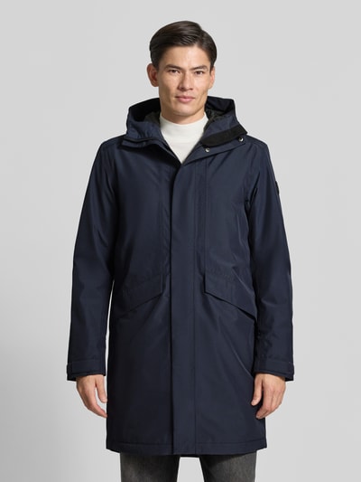 Männermodel trägt Regular Fit Parka mit Kapuze Modell 'Kenny' von Didriksons in Dunkelblau, glatte Struktur, Ganzkörperansicht von vorne, Herren Parka, Eingrifftaschen, Rückenlänge 99 cm, Schulterbreite 48 cm, Brustweite 59 cm, Ärmellänge 72 cm.
