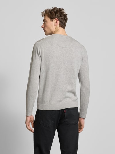 Męski model nosi Regular Fit Strickpullover aus reiner Baumwolle od Tom Tailor, jednolity, dzianinowy, logo, długie rękawy, widok od tyłu