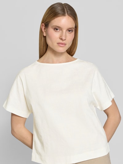 Frauenmodel trägt T-Shirt mit Strukturmuster und U-Boot-Ausschnitt von Zero aus Reiner Baumwolle im Loose-Fit, Nahaufnahme Oberkörper.