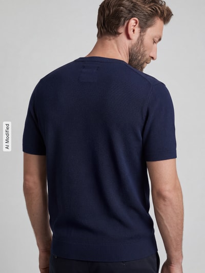 Männermodel trägt Regular Fit T-Shirt aus reiner Baumwolle von MCNEAL in Dunkelblau mit Strukturmuster, gerippten Abschlüssen, Ganzkörperansicht Rückansicht.
