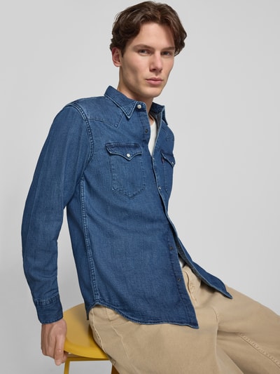 Männermodel trägt Regular Fit Jeanshemd aus reiner Baumwolle Modell 'BARSTOW WESTERN STANDARD' von Levi's®, Denim-Optik, Twill, Ganzkörperansicht von vorne.
