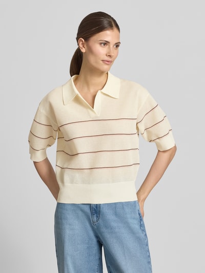 Modelka nosi Strickshirt aus Viskose-Mix mit Polokragen Modell 'Pringi' von OPUS, krój regular fit, paski, kremowy, krótkie rękawy, widok całej sylwetki z przodu.
