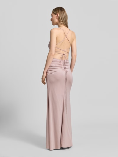 Frauenmodel trägt Slim Fit Abendkleid aus Satin von Laona mit Rückenausschnitt, Schnürverschluss, Ärmelloses-Design, Farbe Rosa, Ganzkörperansicht Rückansicht, Rückenlänge bei Größe 36: 111 cm, Brustweite bei Größe 36: 31 cm.