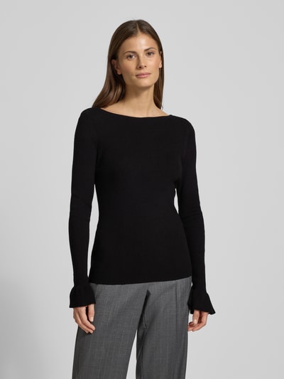 Vrouwenmodel draagt Strickpullover met U-boot-hals van Zero in zwart, viscosemix, slim fit, gladde textuur, voorkant gehele lichaam.