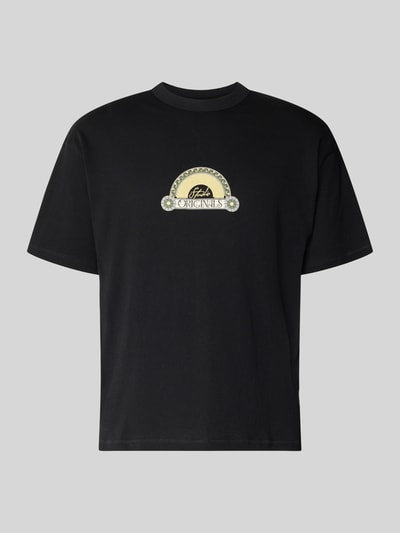 Produktfoto, T-Shirt mit Label-Print und Rundhalsausschnitt von Jack & Jones in Schwarz, reine Baumwolle, Regular Fit, goldfarbener Print auf der Front, glatte Oberfläche
