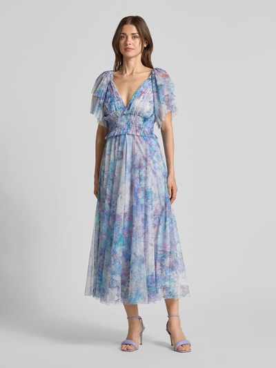 Vrouwenmodel draagt cocktailjurk met Smok-Details en V-hals van LACE & BEADS, chiffon, A-lijn, midi-jurk, vlindermouwen, ruglengte maat S 102 cm, borstwijdte 38 cm, mouwlengte 17 cm, pasteltinten, Ganzkörperansicht van voren.