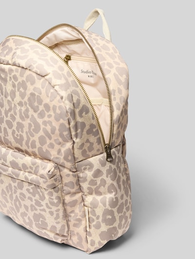 Produktfoto, Rucksack im Allover-Look Modell 'Puffy Midi Backpack' von STUDIO NOOS, beżowy wzór na całej powierzchni, detal z logo, główna przegroda z zamkiem błyskawicznym, uchwyt, pasek na ramię, szerokość w rozmiarze 1: 33 cm, długość w rozmiarze 1: 35 cm, głębokość w rozmiarze 1: 12 cm, długość paska na ramię w rozmiarze 1: 56 cm