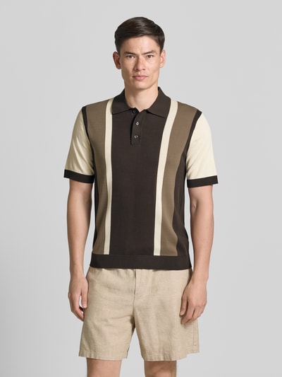 Männermodel trägt Regular Fit Poloshirt in Strick-Optik von Drykorn, Reine Baumwolle, Polokragen, Kurzärmelig, Ganzkörperansicht von vorne.