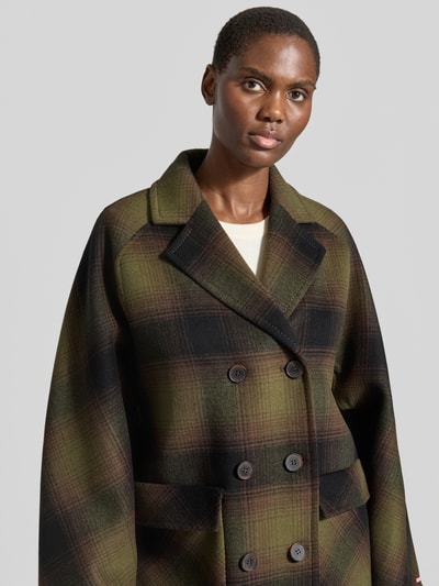Vrouwenmodel draagt Regular fit lange wollen jas met all-over motief, reverskraag, dubbele knoopsluiting, logodetail, gemaakt van zuivere wol, Model 'GIURIA' van MAX&Co., Nahaufnahme Oberkörper